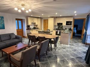 Nhà bếp/bếp nhỏ tại Nantsidyll Farm Spa & Holiday Lodges