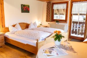 Postel nebo postele na pokoji v ubytování Gasthaus Hirschen Oberes Wirtshaus + 42 fotografií