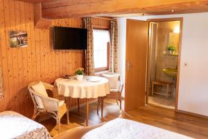 TV a/nebo společenská místnost v ubytování Gasthaus Hirschen Oberes Wirtshaus
