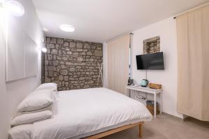 TV a/nebo společenská místnost v ubytování Basco Guest House + 51 fotografií