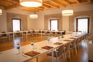 Una gran sala de conferencias con mesas y sillas. en Hotel Santuari Balaguer, en Balaguer 55 fotos más