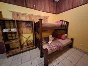 Giường trong phòng chung tại Toucans, Monkeys and Waterfalls- 2BR cottage