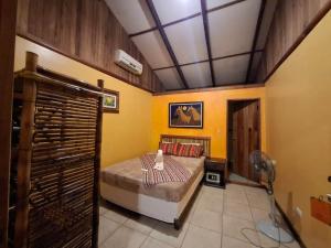 Giường trong phòng chung tại Toucans, Monkeys and Waterfalls- 2BR cottage