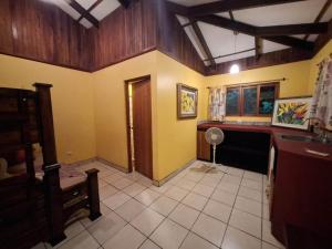 Nhà bếp/bếp nhỏ tại Toucans, Monkeys and Waterfalls- 2BR cottage