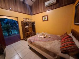 Giường trong phòng chung tại Toucans, Monkeys and Waterfalls- 2BR cottage +15 ảnh