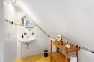 een badkamer met een wastafel en een spiegel bij Ferienwohnung Grobbel in Schmallenberg +28 foto's