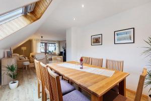 een eetkamer met een houten tafel en stoelen bij Ferienwohnung Grobbel in Schmallenberg