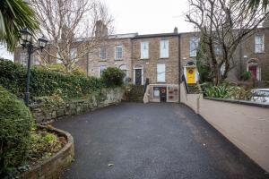 een groot bakstenen gebouw met een oprit ervoor bij Richmond Hill in Dublin