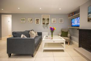 een woonkamer met een bank en een tafel bij Richmond Hill in Dublin