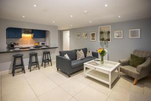 een woonkamer met een bank en een tafel bij Richmond Hill in Dublin +15 foto's
