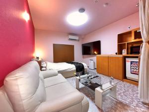 TV a/nebo společenská místnost v ubytování HOTEL Fiore Nakagawa -Adult Only- LOVE HOTEL