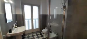 un bagno con doccia, WC e lavandino di La Terrazza a Patti Altre 13 foto