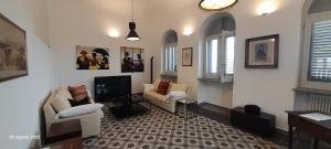 un soggiorno con due sedie e una TV a schermo piatto di La Terrazza a Patti