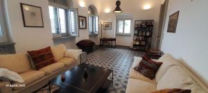 un soggiorno con un divano e un tavolino da caffè di La Terrazza a Patti