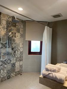 DehegilaMarahai Villa Morotai的带淋浴和浴帘的浴室 更多19张照片