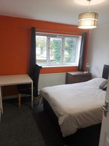 En eller flere senge i et værelse på Millhouse Property