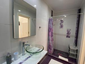 Phòng tắm tại Sisifou Apartment