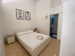 Giường trong phòng chung tại Sisifou Apartment