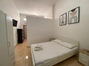 Giường trong phòng chung tại Sisifou Apartment