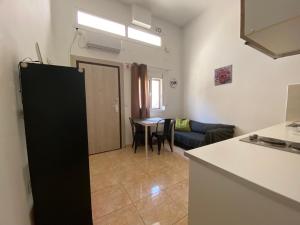 Nhà bếp/bếp nhỏ tại Sisifou Apartment +34 ảnh