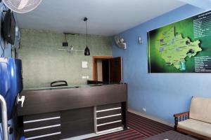 een ziekenkamer met een bureau en een kaart aan de muur bij Alfa Tourist Home, Batheri in Sultan Bathery
