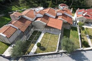 Bygningen som villaen ligger i