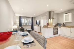 Nhà bếp/bếp nhỏ tại Cherry Blossom - North East Escapes