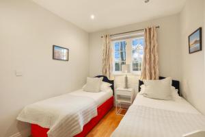 Giường trong phòng chung tại Cherry Blossom - North East Escapes