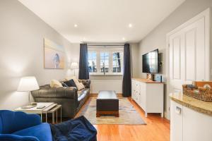 TV/trung tâm giải trí tại Cherry Blossom - North East Escapes