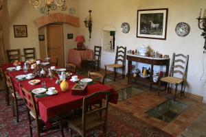 une salle à manger avec une table avec une nappe rouge dans l'établissement Le Moulin de Montrésor, à Montrésor