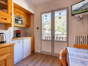 Køkken eller tekøkken på Appartement au cœur de La Clusaz, animaux acceptés - FR-1-304-7