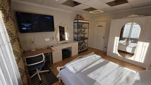 een slaapkamer met een bed en een tv aan de muur bij ApartHotel SAVAS 2 Apartments in Kaunas and parking in Kaunas