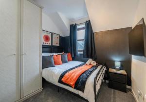 En eller flere senge i et værelse på Modern 2-Bed Apartment in Fraserburgh - Free Parking