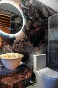 ein Badezimmer mit Waschbecken und Toilette in der Unterkunft Αρχοντικό Παπαγιάννη in Edessa