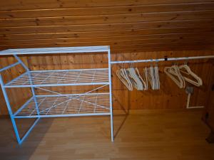 een stapelbed in een kamer met een houten plafond bij Casa Carmen - gemütlich, wohlfühlen in Allmersbach im Tal