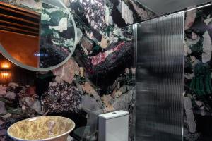 ein Badezimmer mit Dusche, Waschbecken und Spiegel in der Unterkunft Αρχοντικό Παπαγιάννη in Edessa + 30 Fotos