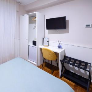 een kleine kamer met een bureau en een televisie bij Emma 12 in Rome