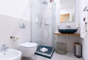 een badkamer met een douche, een toilet en een wastafel bij Emma 12 in Rome +131 foto's