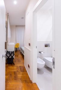 een witte badkamer met een bad en een wastafel bij Emma 12 in Rome