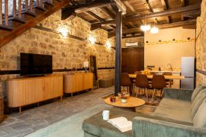 ein Wohnzimmer mit Sofa und Fernseher in der Unterkunft Αρχοντικό Παπαγιάννη in Edessa