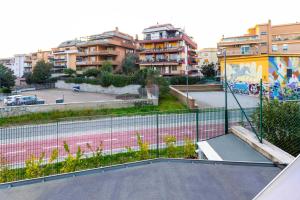 een skatepark met een ramp en een tennisbaan bij Emma 12 in Rome