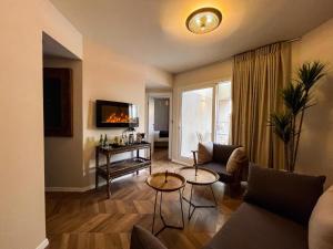 a living room with a couch and a table at מלון ארנה בת ים - קומת סוויטות הגן עם סאונה פרטית in Bat Yam