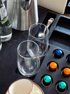 a counter top with two glasses and cupcakes on it at מלון ארנה בת ים - קומת סוויטות הגן עם סאונה פרטית in Bat Yam