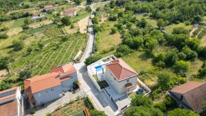 eine Luftaufnahme eines Hauses mit Garten in der Unterkunft Villa Ivan by Villas Guide in Primorski Dolac
