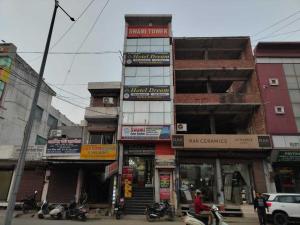 Bygningen som hotellet ligger i + 23 billeder