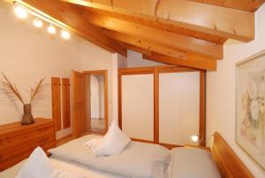 a bedroom with two beds and a large window at Ferienwohnung BERGKLANG in Nova Ponente