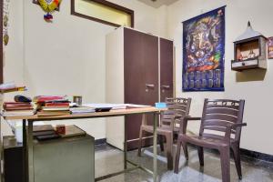 ein Büro mit einem Schreibtisch und 2 Stühlen in der Unterkunft Hotel O Santosh Seva Sadan in Rāiwāla