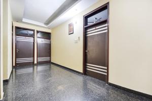 una fila di ascensori in un edificio di Hotel O Santosh Seva Sadan a Rāiwāla