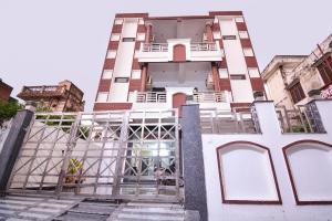 ein Gebäude mit Treppen zum Gebäude in der Unterkunft Hotel O Santosh Seva Sadan in Rāiwāla + 22 Fotos