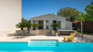 Bazén v ubytování Beautiful Villa Bruna with jacuzzi in Porec nebo v jeho okolí